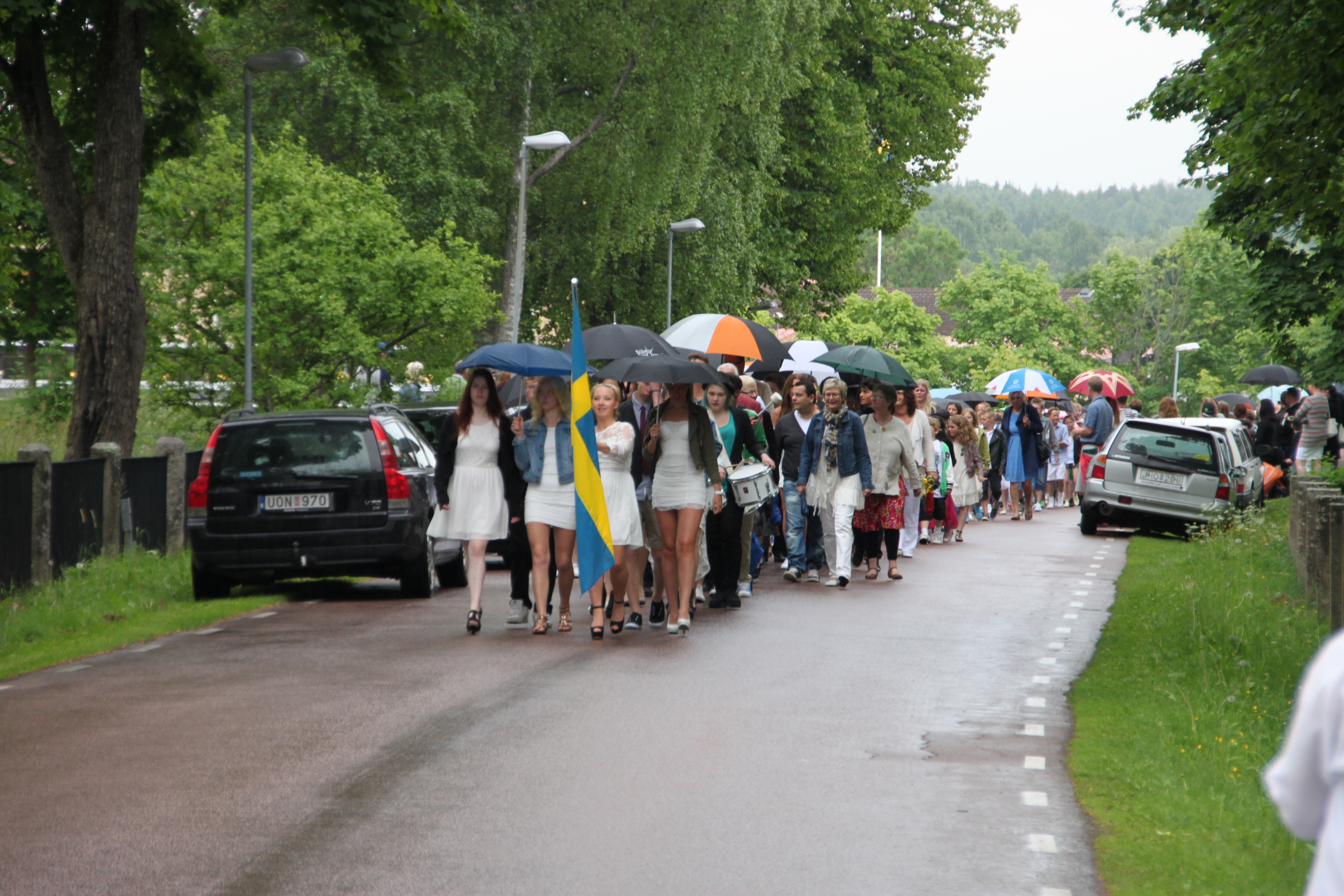 Mitt Västmanland - Elever på marsch från skolan till kyrkan